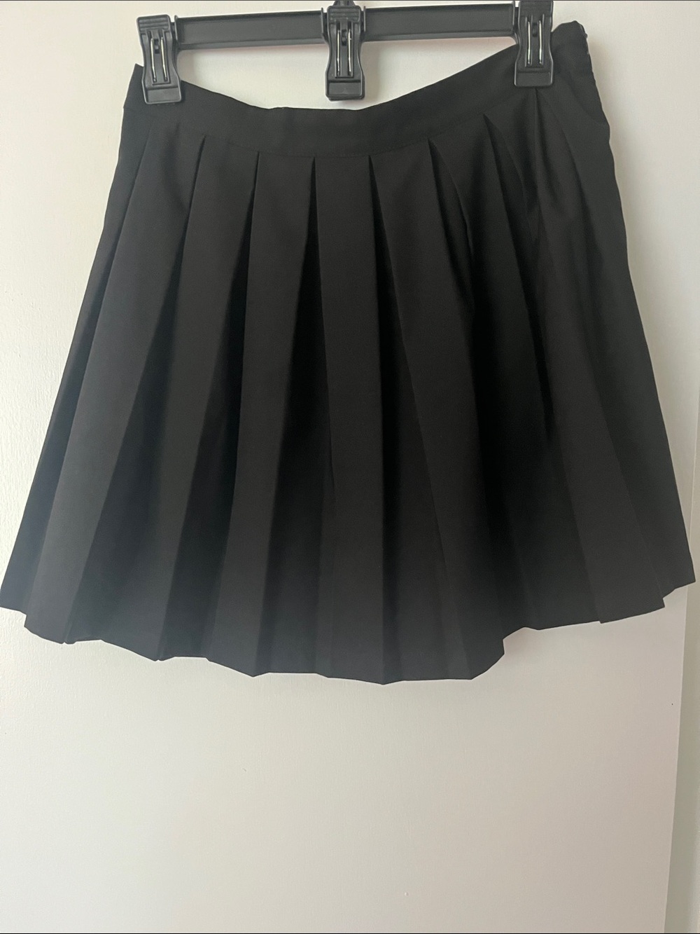 Cali 1850 Los Angeles black pleated skirt medium knee length